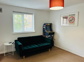 East London Apartment near Station & Free Parking, Arcade Machine, Romford